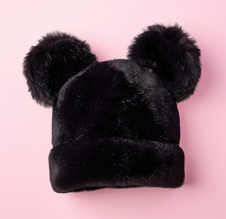 Un sombrero con un sombrero negro que dice Mickey Mouse en él