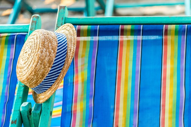 Sombrero tejido en la silla de playa