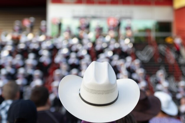 Sombrero de vaquero Stetson blanco con banda de música en segundo plano.