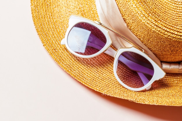 Sombrero de verano y gafas de sol