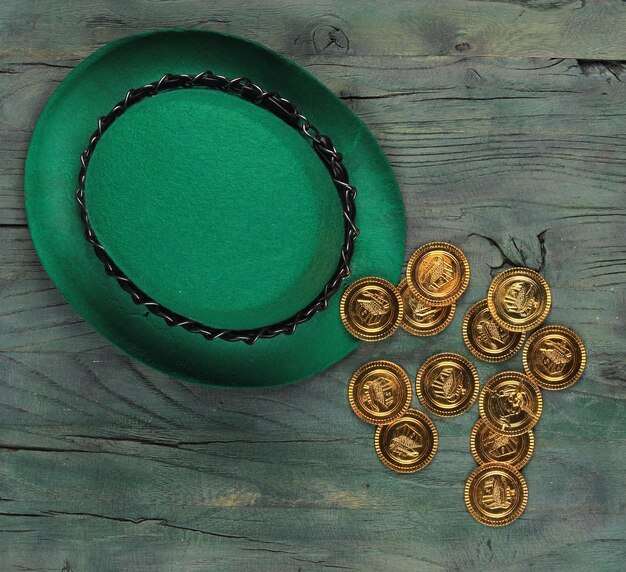 Sombrero verde irlandés y monedas de oro del día de san patricio