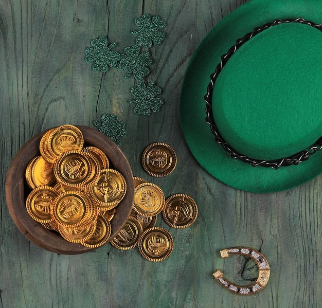 Sombrero verde irlandés y monedas de oro del Día de San Patricio