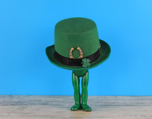 Un sombrero verde con un trébol está sobre una mesa.