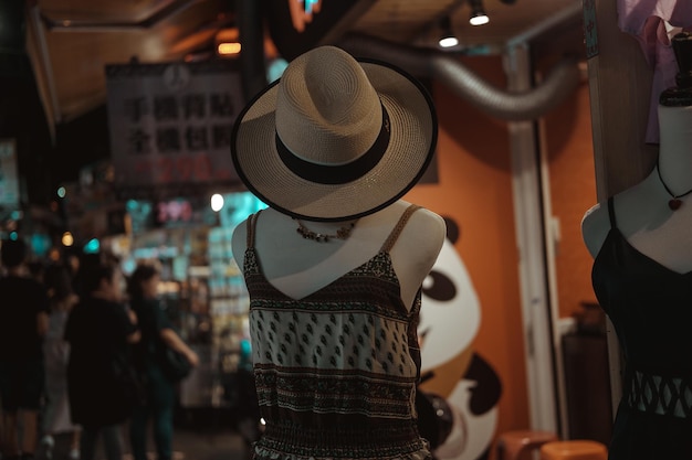 Sombrero y vestido de maniquí en el mercado para la venta