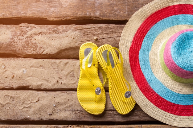 Sombrero y zapatos de playa a rayas.
