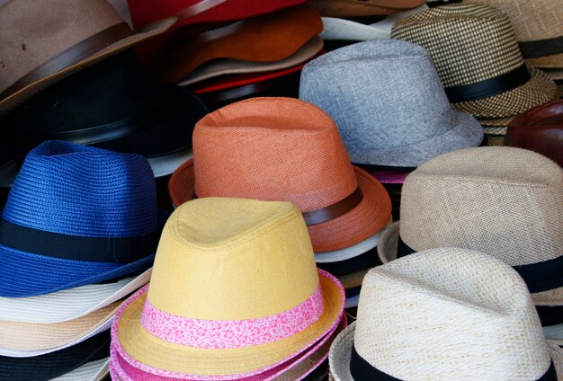 Sombreros coloridos de verano