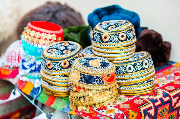 Sombreros de estilo antiguo de Azerbaiyán en un mercado local. Tocado oriental en feria festiva en vacaciones de Novruz