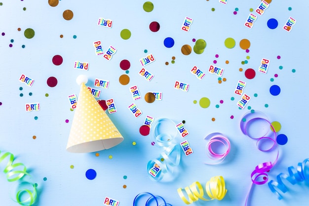 Sombreros de fiesta coloridos para la fiesta de cumpleaños de los niños sobre fondo azul.