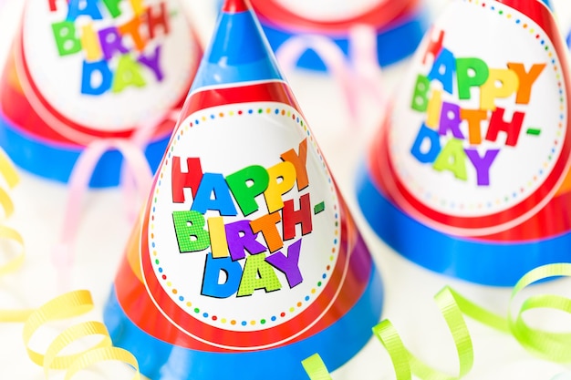 Sombreros de fiesta coloridos para la fiesta de cumpleaños de los niños.