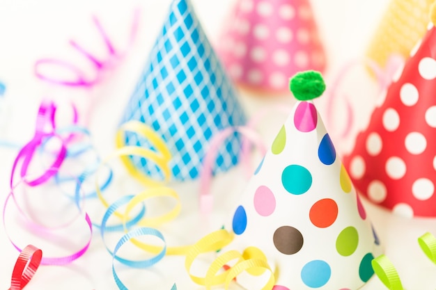 Sombreros de fiesta coloridos para la fiesta de cumpleaños de los niños.