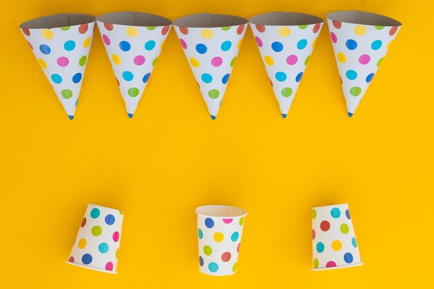 Sombreros de fiesta de cumpleaños sobre fondo amarillo