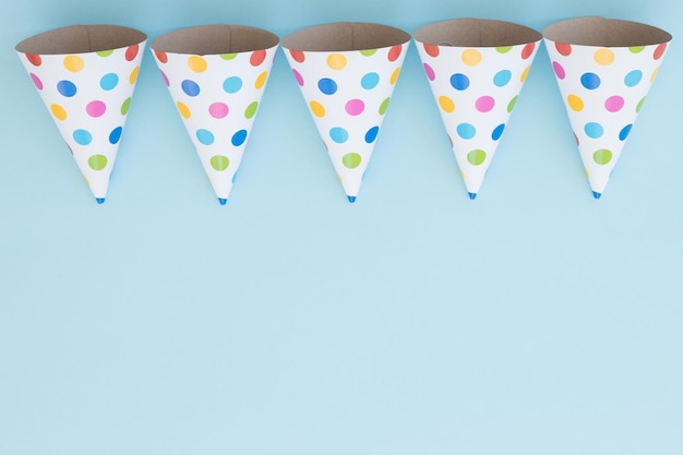 Foto sombreros de fiesta de cumpleaños sobre fondo azul.