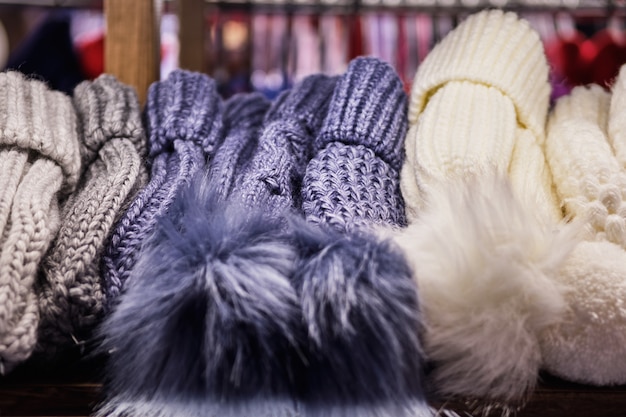 Sombreros de invierno de lana en el mostrador de la tienda. De cerca.