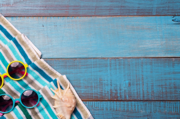 Sombreros, lentes de sol, zapatos de playa, toallas en el tablero