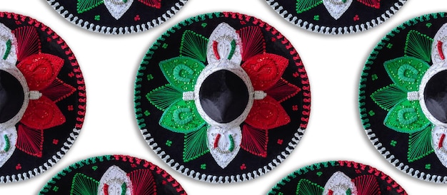 Sombreros de mariachi con colores de la bandera mexicana sobre fondo blanco Bandera colorida