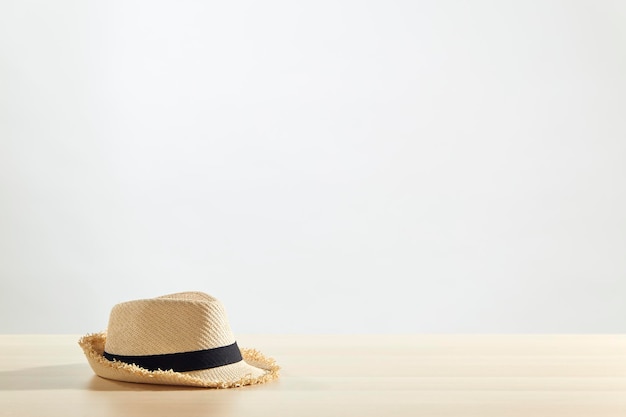 Los sombreros de paja se colocan sobre una mesa de madera.