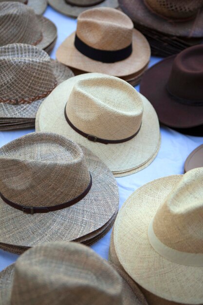 Sombreros de paja en una mesa