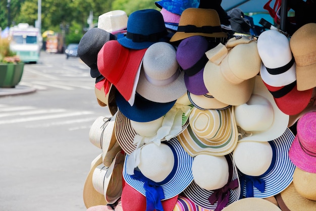 Sombreros de playa vendiendo en la calle de la ciudad