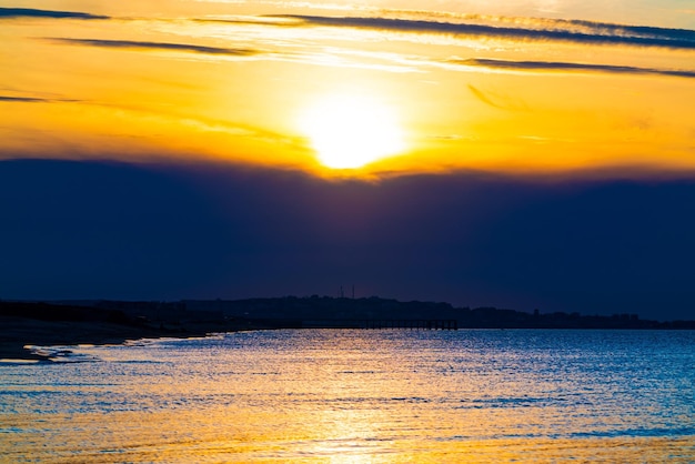 Sombría puesta de sol sobre el mar