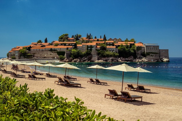 Sombrilla y una hermosa playa en el Mar Adriático Montenegro