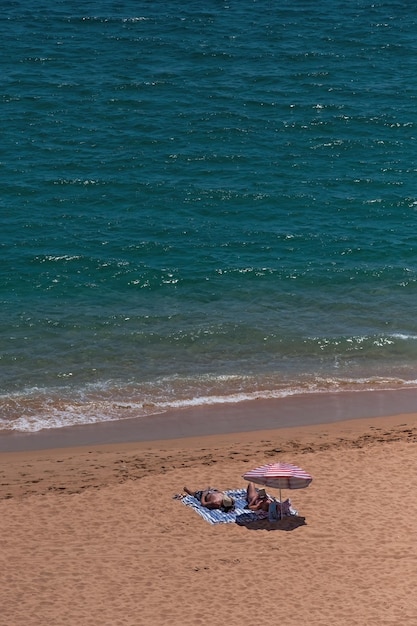 Sombrilla de playa de arena costa del mar día soleado