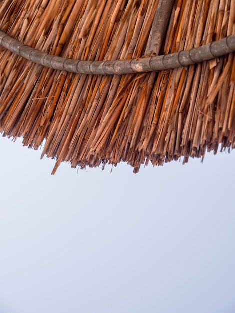 Sombrilla de playa de bambú en Grecia