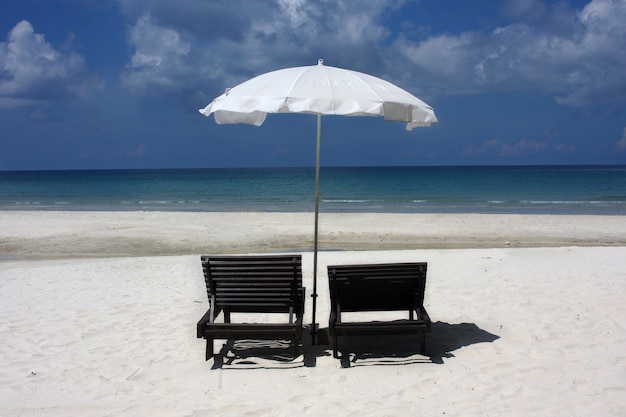 Sombrilla en la playa en una isla en Tailandia