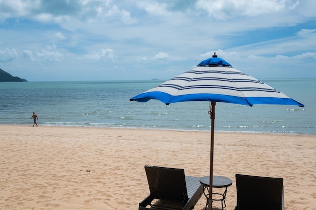 Sombrilla de playa, tiempo de relax, vacaciones en familia.