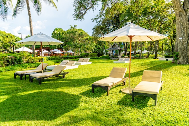 Sombrilla y silla en el jardín para tomar el sol o relajarse