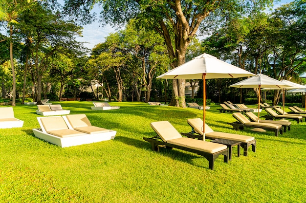 Sombrilla y silla en el jardín para tomar el sol o relajarse