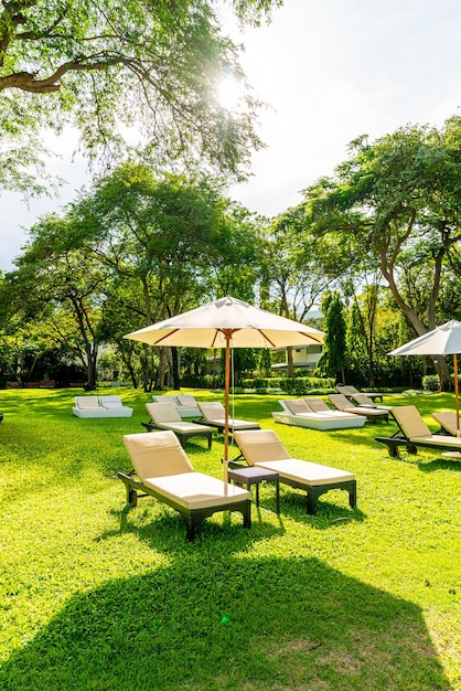 Sombrilla y silla en el jardín para tomar el sol o relajarse