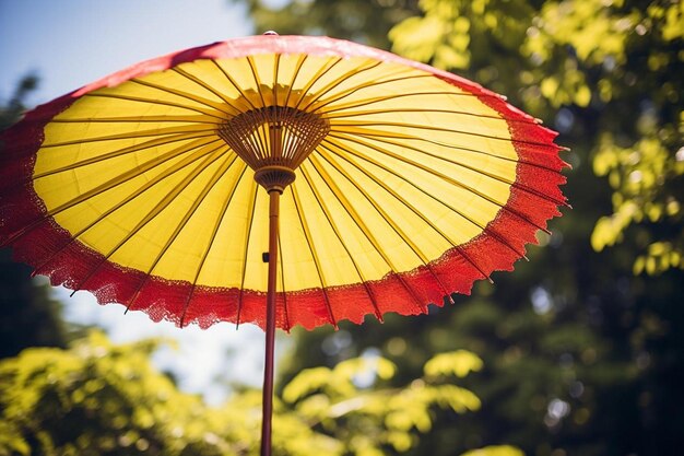 Sombrilla de verano amarilla con rojo.