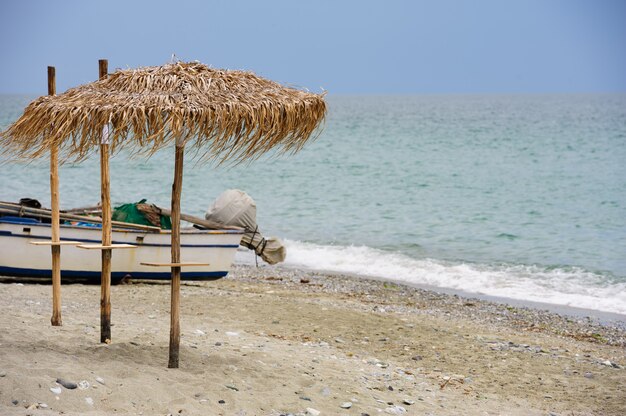 Sombrillas de caña en la playa