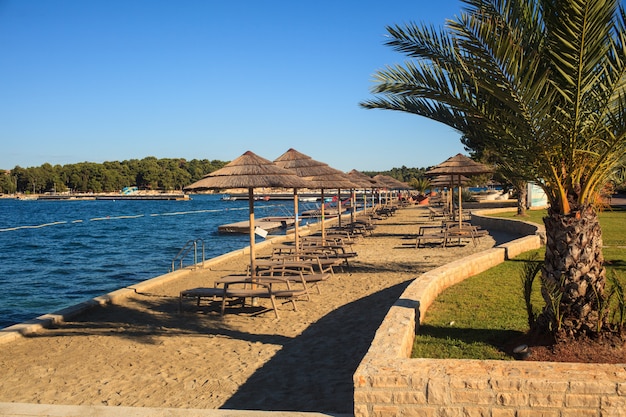 Foto sombrillas en la isla de san nicolás, porec