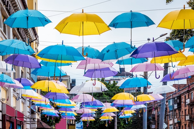 Sombrillas multicolores en la ciudad en la calle. La calle de la ciudad está decorada con sombrillas.