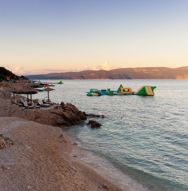 Foto sombrillas de paja en la playa de rabac, croacia