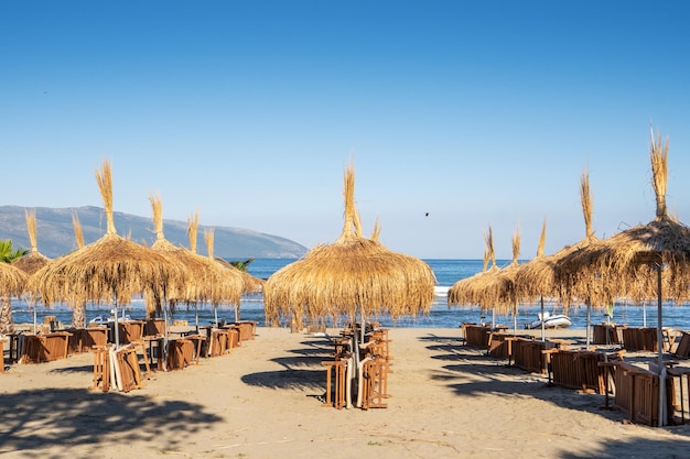 Sombrillas de playa del sol y tumbonas en la playa.