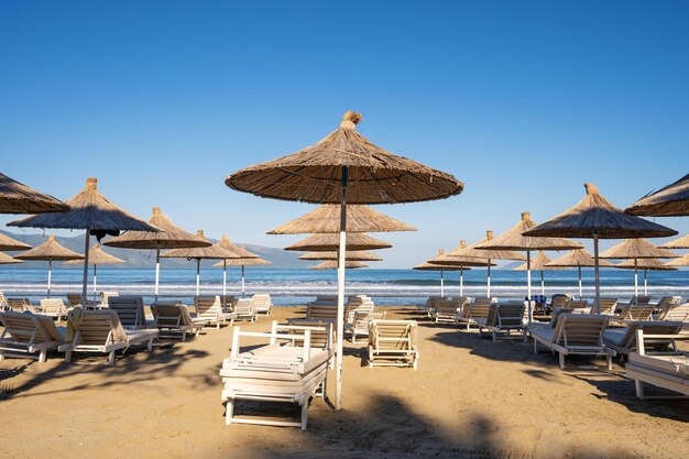 Sombrillas de playa del sol y tumbonas en la playa.