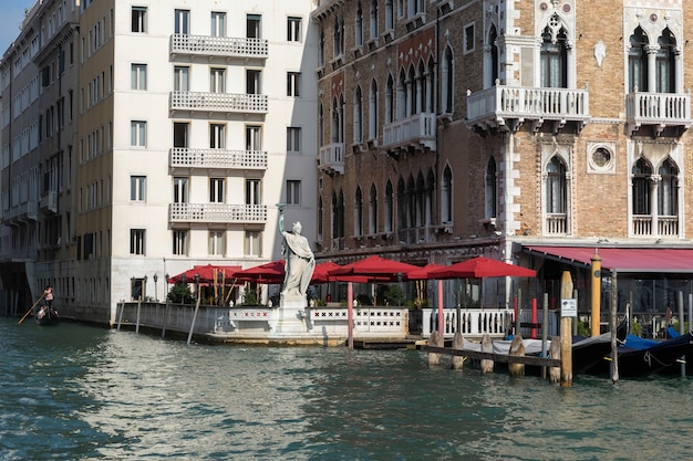 Sombrillas rojas en Venecia