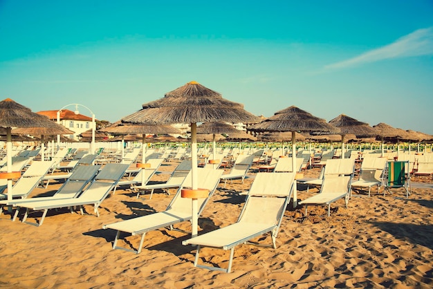 Sombrillas y tumbonas en la playa de Rimini en Italia