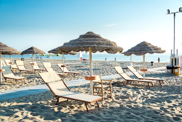 Sombrillas y tumbonas en la playa de Rimini en Italia