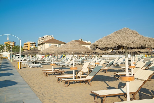 Sombrillas y tumbonas en la playa de Rimini en Italia