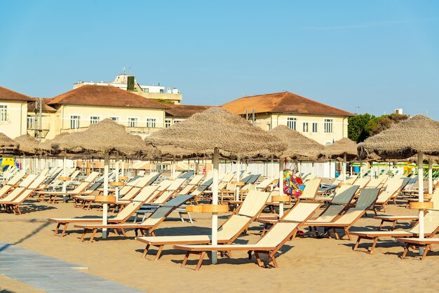 Sombrillas y tumbonas en la playa de Rimini en Italiax9