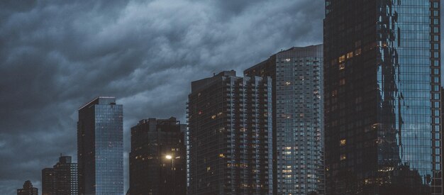 Foto el sombrío horizonte de manhattan