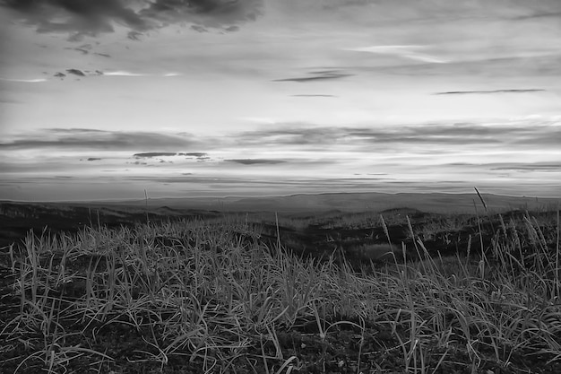 sombrío paisaje en blanco y negro cielo nubes