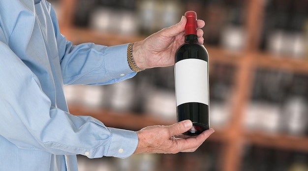 Sommelier bietet dem Kunden eine Flasche Rotwein an