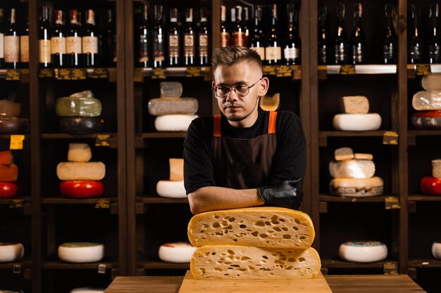 Sommelier de queijo profissional em loja de alimentos Trabalhador de loja de queijo com idade natural limitada de maasdam