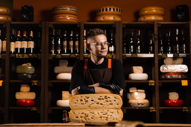 Sommelier de queijo profissional em loja de alimentos Trabalhador de loja de queijo com idade natural limitada de maasdam