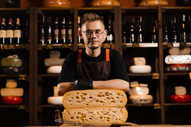 Sommelier de queijo profissional em loja de alimentos Trabalhador de loja de queijo com idade natural limitada de maasdam