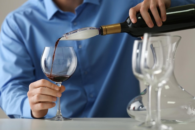 Sommelier derramando vinho tinto em vidro